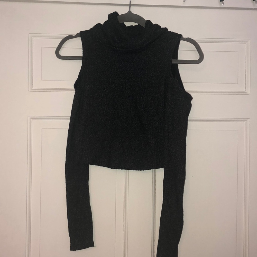 Cold shoulder turtleneck (crop)
